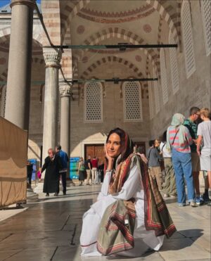 Anoushay Abbasi Instagram - - I got to visit two of the most beautiful mosques of Istanbul ‘Hayasofia and The Blue Mosque’ and trust me no words can describe how amazing i felt in there 
thank you so much @goturkiye and @go__istanbul for making such a wonderful trip and giving me the best experience of my life ♥️

P.S: paired @ybq.designstudios and @wearmanto to make my favourite look ✨