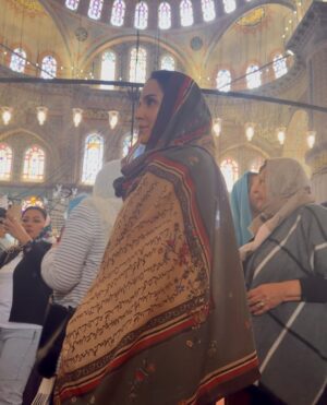 Anoushay Abbasi Instagram - - I got to visit two of the most beautiful mosques of Istanbul ‘Hayasofia and The Blue Mosque’ and trust me no words can describe how amazing i felt in there 
thank you so much @goturkiye and @go__istanbul for making such a wonderful trip and giving me the best experience of my life ♥️

P.S: paired @ybq.designstudios and @wearmanto to make my favourite look ✨