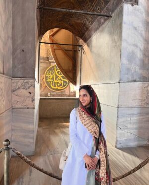 Anoushay Abbasi Instagram - - I got to visit two of the most beautiful mosques of Istanbul ‘Hayasofia and The Blue Mosque’ and trust me no words can describe how amazing i felt in there 
thank you so much @goturkiye and @go__istanbul for making such a wonderful trip and giving me the best experience of my life ♥️

P.S: paired @ybq.designstudios and @wearmanto to make my favourite look ✨