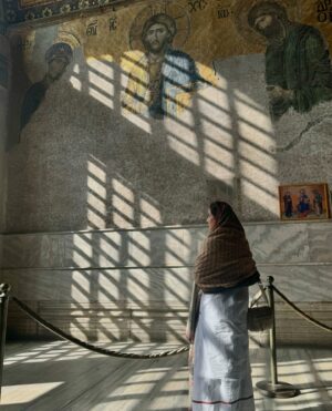 Anoushay Abbasi Instagram - - I got to visit two of the most beautiful mosques of Istanbul ‘Hayasofia and The Blue Mosque’ and trust me no words can describe how amazing i felt in there 
thank you so much @goturkiye and @go__istanbul for making such a wonderful trip and giving me the best experience of my life ♥️

P.S: paired @ybq.designstudios and @wearmanto to make my favourite look ✨