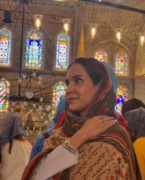 Anoushay Abbasi Instagram - - I got to visit two of the most beautiful mosques of Istanbul ‘Hayasofia and The Blue Mosque’ and trust me no words can describe how amazing i felt in there 
thank you so much @goturkiye and @go__istanbul for making such a wonderful trip and giving me the best experience of my life ♥️

P.S: paired @ybq.designstudios and @wearmanto to make my favourite look ✨