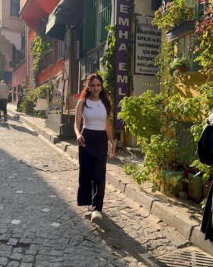 Anoushay Abbasi Instagram - - sweet and purple like my cotton candy 🫧 🍭

@goturkiye @go__istanbul