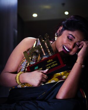 Antara Mitra Instagram - 25.1.2025 
With a powerful planetary alignment this Day marked my first 
#AnondolokPuroshkar for #Kishori from #khadaan 

Thank you - @rathijit.bhattacharjee @ritamsen_lyrics @imdevadhikari @idikapaulofficial @vijaydayal @akash.mukherjee91 @subhashree.16 

Excited and Honoured

Click- @wise_duck_