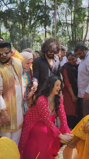 Anu Prabhakar Instagram - That was one amazing Haldi and mehendi function of our sweethearts #Soundarya and #Rushab .
Congratulations #Jayamala Amma 🥰
Loved every bit of this event with my favourite people @anu.p.mukherjee ma @priyanka_upendra maam @shruthi__krishnaa Amma @sudharanigovardhan maam and @malavikaavinash maam ♥️ Girijamma Bharathi Amma and many more gorgeous ladies and not to miss my cutie pie @bhuvann_ponnannaa_official 🥰
Thankyou @flyrobebangalore_malleshwaram for this super cute outfit . The second wedding I was attending in my postpartum and just loved the outfit 😍
Hair by @hairblooms_by_ashwini
Jewellery @beadedtreasuresjewelry