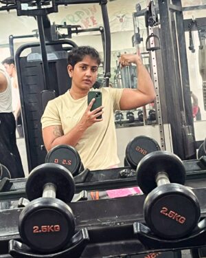 Anuja Mule Instagram - My whole life around this is vibing my self on this floor its like heaven for me 🙌🙏🙏 @ajinkyamule #gymrat #gymlife #gymmotivation #bodybuilding #powergirl #powerlifting