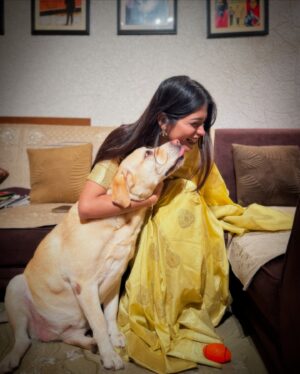Anusha Viswanathan Instagram - Weddings and all. 💛
.
.
.
#weddingseason #dressedup #love #happiness #golden #mood #sareenotsorry #sareelove #fashion #vintagevibes #aesthetic #travel #lifestyle #instablogger