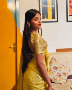 Anusha Viswanathan Instagram - Weddings and all. 💛
.
.
.
#weddingseason #dressedup #love #happiness #golden #mood #sareenotsorry #sareelove #fashion #vintagevibes #aesthetic #travel #lifestyle #instablogger