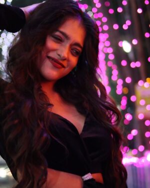 Anusha Viswanathan Instagram - It’s the last week of the year. ✨ 🖤
📸: @kaustavsaikia 🤍
For @calcuttatimes ✨
.
.
#christmas #newyears #blackdress #parkstreet #kolkata #fashion #mood #festive #love #happy #winter #magic #traveller #home #merrychristmas #tisthedamnseason #swiftie #happynewyear #fashionblogger #foodblogger #moodblogger #travelblogger