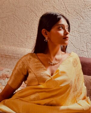 Anusha Viswanathan Instagram - Weddings and all. 💛
.
.
.
#weddingseason #dressedup #love #happiness #golden #mood #sareenotsorry #sareelove #fashion #vintagevibes #aesthetic #travel #lifestyle #instablogger