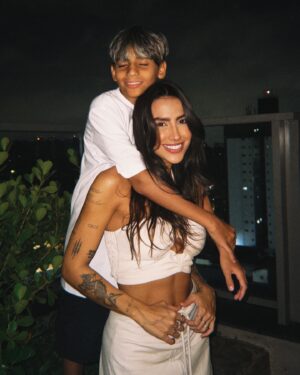 Any Borges Instagram - Feliz aniversário, meu amor! Viver a vida ao seu lado é a maior aventura e a minha maior bênção. Você me transforma todos os dias na mulher que sou, me ensina sobre amor, paciência e alegria genuína. Desde a sua chegada, minha vida ganhou cor, sentido e um brilho especial. Que seu caminho seja sempre iluminado, cheio de felicidade, saúde e conquistas. Obg Deus por esse presente lindo 🤍✨