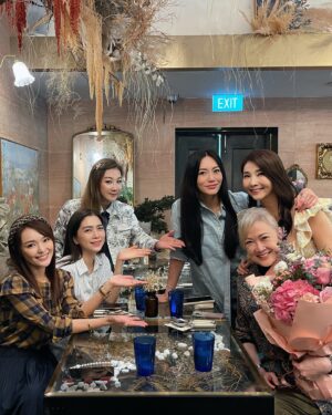Apple Hong Instagram - 祝我亲爱的慧芳姐 @honghuifang 生日快乐🎂🎉
愿平安喜乐伴随每一天🙏😇 ❤️😘
佳作源源不断来！🎉