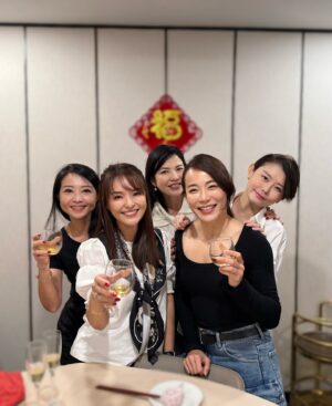 Apple Hong Instagram - New year celebration, birthday celebration, friendship celebration 🎉🎉🎉 every moment is precious ❤️

#友谊万岁