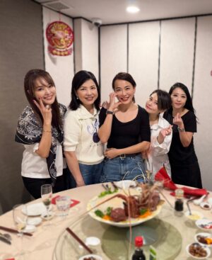 Apple Hong Instagram - New year celebration, birthday celebration, friendship celebration 🎉🎉🎉 every moment is precious ❤️

#友谊万岁