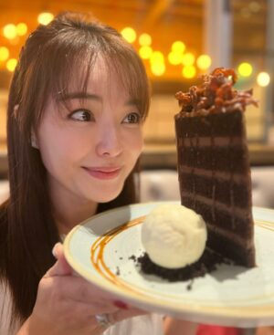 Apple Hong Instagram - New year celebration, birthday celebration, friendship celebration 🎉🎉🎉 every moment is precious ❤️

#友谊万岁