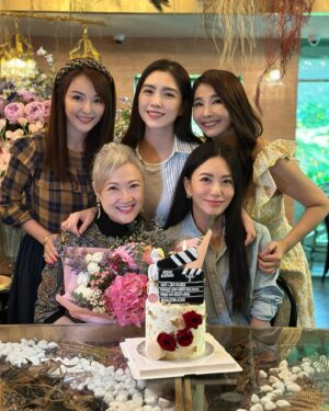 Apple Hong Instagram - 祝我亲爱的慧芳姐 @honghuifang 生日快乐🎂🎉
愿平安喜乐伴随每一天🙏😇 ❤️😘
佳作源源不断来！🎉