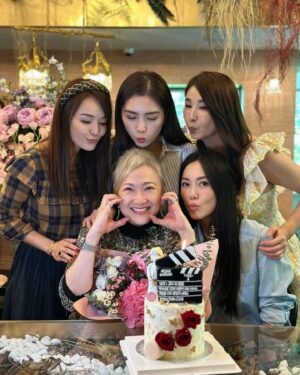 Apple Hong Instagram - 祝我亲爱的慧芳姐 @honghuifang 生日快乐🎂🎉
愿平安喜乐伴随每一天🙏😇 ❤️😘
佳作源源不断来！🎉