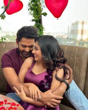 Archana Ravichandran Instagram - Love and Love only ❤️ @arun_actor 
#valentinesday #shoot #behindthescenes 

Beautiful team behind this shoot

Makeup : @jiyamakeupartistry @gugan_stylist_ 
Hair : @mani_stylist_ 
Styling : @indu_ig 
Wearing : @yaradesigners 
Location : @igloos_rooftop_restaurant