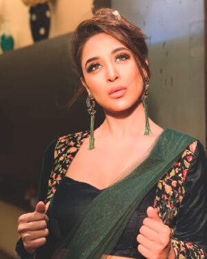 Ariah Agarwal Instagram - I personally love how this embroidered velvet jacket adds a luxurious look to my plain saree, giving it a modest modern twist! 🔥 
1. Great for winters ❄️ 
2. Self conscious about body (even though you shouldn’t be queen) 👑 
3. Taking plain sarees from 0 to hero 🚀
4. If the choli is not for you Bholi 👙 
.
.
.
#Sareenotsorry #modeststyling #indianstyling #tradionalwear #luxurywear #velvetdress #indianweddingguest #hairstyling