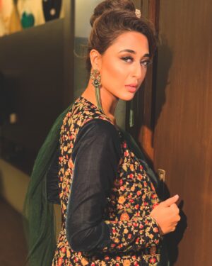 Ariah Agarwal Instagram - I personally love how this embroidered velvet jacket adds a luxurious look to my plain saree, giving it a modest modern twist! 🔥 
1. Great for winters ❄️ 
2. Self conscious about body (even though you shouldn’t be queen) 👑 
3. Taking plain sarees from 0 to hero 🚀
4. If the choli is not for you Bholi 👙 
.
.
.
#Sareenotsorry #modeststyling #indianstyling #tradionalwear #luxurywear #velvetdress #indianweddingguest #hairstyling