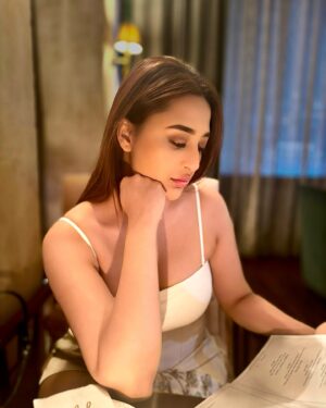 Ariah Agarwal Instagram - You are on a date with me.. what are we eating?
🤌🏼💥
.
.
.
#instainspo #microinfluencer #macroinfluencer #indiancontentcreator #makeupoftheday #makeup #eyes