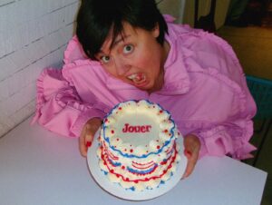 Ariane Moffatt Instagram - Combattre le feu par le jeu, un gâteau (fait au QUÉBEC) à la fois!!!!🍰
