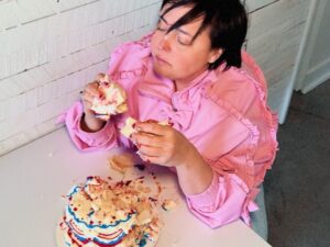 Ariane Moffatt Instagram - Combattre le feu par le jeu, un gâteau (fait au QUÉBEC) à la fois!!!!🍰