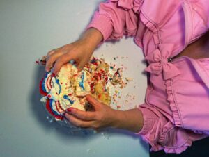 Ariane Moffatt Instagram - Combattre le feu par le jeu, un gâteau (fait au QUÉBEC) à la fois!!!!🍰