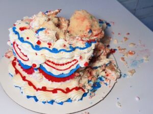 Ariane Moffatt Instagram - Combattre le feu par le jeu, un gâteau (fait au QUÉBEC) à la fois!!!!🍰