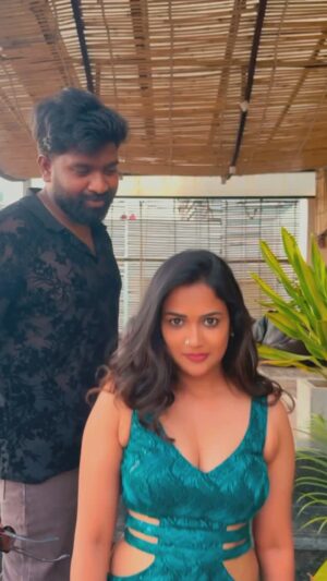 Ariyana Glory Instagram - Hello Chittamma 👋

@rollrida 

Costume @firoz_design_studio 
Jewellery @yuvi_collections