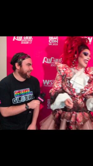 Art Simone Instagram - @lookitsstu chats with @rtist_ at @rupaulsdragcon 2025 to spill some tea and have a kiki.

Full interview on YouTube (Link pinned in comments and in bio)

#GurlGlobal #PinkSwag #ArtSimone #DragRace #DragCon #DragConUK2025 #DragRace #Interview #Entertainment #LGBTQIA