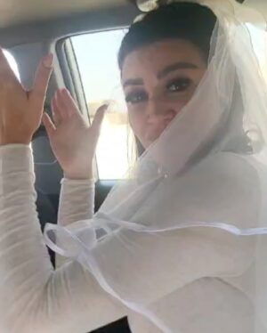 Arwa Gouda Instagram - دول آخر ڤيديوهين.. و تاني من اجل الناس اللي بتعشق الاسئلة الفرعية، زي ليه أهلها مش موجودين معاها و فين أهل العريس.. احنا اتعاملنا مع جوازنا في وزارة العدل انه اجراء قانوني و اننا مش محتاجين معانا غير الشهود (المستشار حسام نجم و احمد الخواجة) و حضور اختي كان مفاجأة ليا.  و غير كدة، لأن ميعادنا كان الساعة ٨ الصبح، فصعب عليا اني اصحي والدتي بدري اوي كدة و والدي توفاه الله من سنة و نص.. و لكل اللي زعلوا اننا ما قلنالهمش، والله العظيم احنا معتبرين ان يوم جوازنا هيكون يوم فرحنا اللي هنحتفل معاكم بيه، و زعلكم غالي جداً علينا.. و لولا ان تم تسريب صورنا من مكتب زواج الأجانب، كنا هنحتفظ بالمعلومة لنفسنا.. 🙈🥰💖🤵‍♂️👰‍♀️