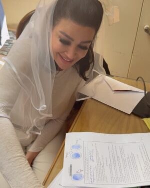 Arwa Gouda Instagram - دول آخر ڤيديوهين.. و تاني من اجل الناس اللي بتعشق الاسئلة الفرعية، زي ليه أهلها مش موجودين معاها و فين أهل العريس.. احنا اتعاملنا مع جوازنا في وزارة العدل انه اجراء قانوني و اننا مش محتاجين معانا غير الشهود (المستشار حسام نجم و احمد الخواجة) و حضور اختي كان مفاجأة ليا.  و غير كدة، لأن ميعادنا كان الساعة ٨ الصبح، فصعب عليا اني اصحي والدتي بدري اوي كدة و والدي توفاه الله من سنة و نص.. و لكل اللي زعلوا اننا ما قلنالهمش، والله العظيم احنا معتبرين ان يوم جوازنا هيكون يوم فرحنا اللي هنحتفل معاكم بيه، و زعلكم غالي جداً علينا.. و لولا ان تم تسريب صورنا من مكتب زواج الأجانب، كنا هنحتفظ بالمعلومة لنفسنا.. 🙈🥰💖🤵‍♂️👰‍♀️