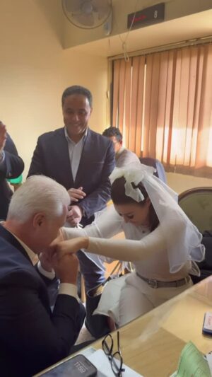 Arwa Gouda Instagram - بصراحة أنا ما كنتش مستوعبة ان احنا كدة بنتجوز بجد، كنت لسة مستنية اننا نروح لمأذون و نعمل فرح، فلما جت اللحظة الحاسمة، لقيت نفسي مش عارفة ارد و بسأل "اقول ايه؟" 🥴😂🤭💕 ينفع كدة؟ 😂