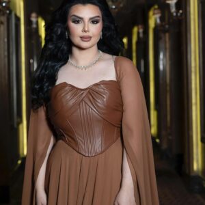 Aseel Hameem Instagram - افراح احد العوائل الكريمه 

دامت افراحكم وسعاده ابديه للعرسان 🤍

#اصيل_هميم 
#افراح 

Styled by @ziadalsaleh 
Dress 👗 @zeenazaki ❤️✨
Diamond 💎 @koohejij 
Photo @reemaphoto_