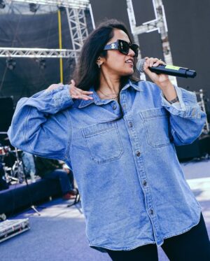 Asees Kaur Instagram - Almost showtime! Soundcheck is done, and I’m buzzing with excitement. See you all this evening! 💖

#AseesKaur #AseesKaurLive #BollywoodMusicProject #BMP #BMP2025