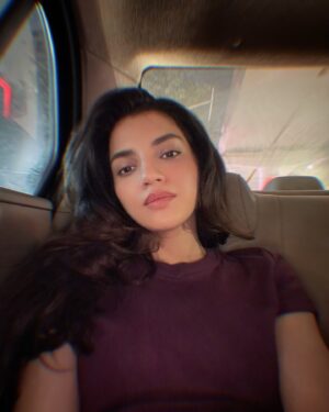 Asheema Vardaan Instagram - Red lights are just pit stops for daydreams like me 🚦✨.

#pisces #aasheemavardaan