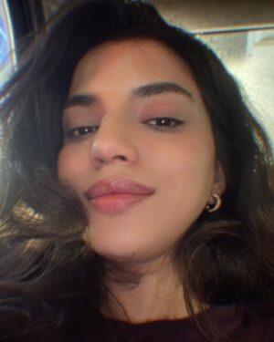 Asheema Vardaan Instagram - Red lights are just pit stops for daydreams like me 🚦✨.

#pisces #aasheemavardaan