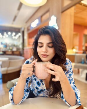 Asheema Vardaan Instagram - Mere dil ka raasta ☕️

#aasheemavardaan #coffee #datewithsis