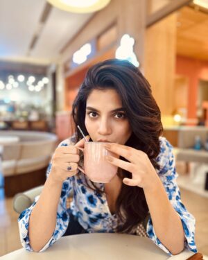 Asheema Vardaan Instagram - Mere dil ka raasta ☕️

#aasheemavardaan #coffee #datewithsis