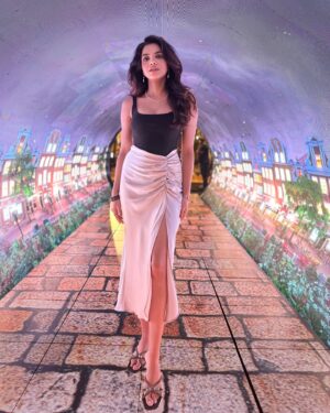 Asheema Vardaan Instagram - May you always have love in your heart and “BIER” in your belly 😉🍻
At the exclusive preview of a new Amstel brew thats’s crafted slowly and matured for longer. 

@amstelgrandeindia #invited #aasheemavardaan