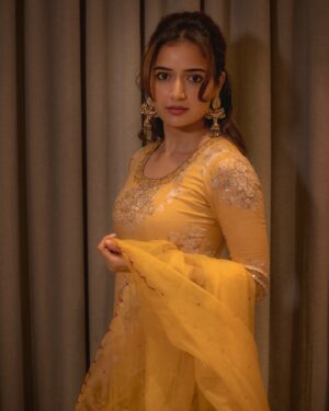 Ashika Ranganath Instagram - 🌼
Styling : @hqrukmini 
Outfit :  @label_afeera 
Jewellery: @tribebyamrapali via @amethystchennai 
Photography : @shivaojas 
Make up : @abhiramisivakumar 
Hair : @paramesh_hairstylist 
Assisted : @mr_ajay055___