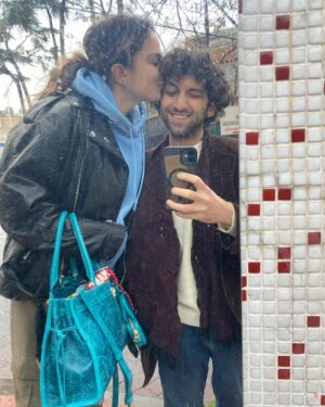 Aslı Bekiroğlu Instagram - cindirellaya aşıksan evi kirletecek
rapunzeli seveceksen tarağı elden bırakmayacaksın
insanlık hüsrandadır cemile
her an, her şeyi düzeltebilmek için en doğru zamansa
elini yüzüme bulaştırmak için 
seni daha da yakından tanımak isterim
hatta daha kozmik tarafından
yıldızları gören teleskoplarla
ya da bir göğüs filmiyle
güneş tutulması başka nasıl gözlenir ki?
güneş tutulmaları özlenir ama 
ondan şüphe yok
gönül tutulması da diyor kimisi
tutmak iyidir de ele geçirmek…
bilemiyorum cemile, 
dört metre karelik gönül kalemi
rica ederek fethettin
ne sipahi kaldı ne nesrin!
gözleri aşka gülen diyorum
yani cemile diyorum
sana diyorum
ne diyorum?
pek önemi yok sana diyorum.
‘aşka yolu da yok zaten 
biyoorganizmalarım arasında çok popülersin
hele kan pompalayan dj’i görsen
hep etnik çalıyor bu akşam
sizin oraların şarkıları hep
benim yanım, senin gözlerin 
ve ihtiyaç anında kırılan buseler
buselerinin iyileştiremediği hiçbir şey yok
japonlar buselerine kintsukuroi diyor
ben pek bir şey diyemiyorum
öylece kalakalıyorum
anlıyorsun ama sen beni
çillerini yaz için
kışa nadasa bırakıp 
gözlerindeki boy aynasıyla
en iyi burhan’ı görüyorum
cemilenin de rızası varsa
hakla batılı birbirinden ayırıp
aslı’na hakikatine bakmanın vaktidir
kaş! yaparken yüreği çıkartan da
sensin sonuçta
iy’ki

“derman arardım derdime
derdim bana derman imiş
burhan sorardım aslıma
aslım bana burhan imiş”

Bir çığı, çakmakla eritemezsin Cemile
Kardanadamı güneşlenmeye çağırabilirsin ama
Bakarsın erir belki yanar gül olur
Ellerin taşı canımı yakar ama senin gül’üşün
Yad elleri yurt eyler
bilmediğim lisanları belletir bana
dünya bütün acılara gebeyken
gülüşün bebeğin ilk ağlaması gibi ferah
cemile sanırım
ellerini tutabilmek için
endodonti sandalyesine yatabilirim
p.s: kanal tedavisi de olur.
