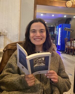 Aslı Bekiroğlu Instagram - cindirellaya aşıksan evi kirletecek
rapunzeli seveceksen tarağı elden bırakmayacaksın
insanlık hüsrandadır cemile
her an, her şeyi düzeltebilmek için en doğru zamansa
elini yüzüme bulaştırmak için 
seni daha da yakından tanımak isterim
hatta daha kozmik tarafından
yıldızları gören teleskoplarla
ya da bir göğüs filmiyle
güneş tutulması başka nasıl gözlenir ki?
güneş tutulmaları özlenir ama 
ondan şüphe yok
gönül tutulması da diyor kimisi
tutmak iyidir de ele geçirmek…
bilemiyorum cemile, 
dört metre karelik gönül kalemi
rica ederek fethettin
ne sipahi kaldı ne nesrin!
gözleri aşka gülen diyorum
yani cemile diyorum
sana diyorum
ne diyorum?
pek önemi yok sana diyorum.
‘aşka yolu da yok zaten 
biyoorganizmalarım arasında çok popülersin
hele kan pompalayan dj’i görsen
hep etnik çalıyor bu akşam
sizin oraların şarkıları hep
benim yanım, senin gözlerin 
ve ihtiyaç anında kırılan buseler
buselerinin iyileştiremediği hiçbir şey yok
japonlar buselerine kintsukuroi diyor
ben pek bir şey diyemiyorum
öylece kalakalıyorum
anlıyorsun ama sen beni
çillerini yaz için
kışa nadasa bırakıp 
gözlerindeki boy aynasıyla
en iyi burhan’ı görüyorum
cemilenin de rızası varsa
hakla batılı birbirinden ayırıp
aslı’na hakikatine bakmanın vaktidir
kaş! yaparken yüreği çıkartan da
sensin sonuçta
iy’ki

“derman arardım derdime
derdim bana derman imiş
burhan sorardım aslıma
aslım bana burhan imiş”

Bir çığı, çakmakla eritemezsin Cemile
Kardanadamı güneşlenmeye çağırabilirsin ama
Bakarsın erir belki yanar gül olur
Ellerin taşı canımı yakar ama senin gül’üşün
Yad elleri yurt eyler
bilmediğim lisanları belletir bana
dünya bütün acılara gebeyken
gülüşün bebeğin ilk ağlaması gibi ferah
cemile sanırım
ellerini tutabilmek için
endodonti sandalyesine yatabilirim
p.s: kanal tedavisi de olur.