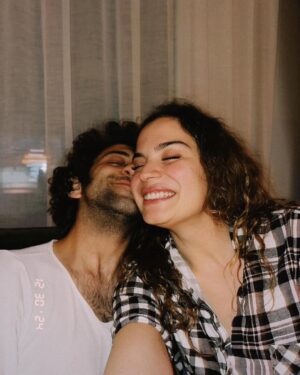 Aslı Bekiroğlu Instagram - cindirellaya aşıksan evi kirletecek
rapunzeli seveceksen tarağı elden bırakmayacaksın
insanlık hüsrandadır cemile
her an, her şeyi düzeltebilmek için en doğru zamansa
elini yüzüme bulaştırmak için 
seni daha da yakından tanımak isterim
hatta daha kozmik tarafından
yıldızları gören teleskoplarla
ya da bir göğüs filmiyle
güneş tutulması başka nasıl gözlenir ki?
güneş tutulmaları özlenir ama 
ondan şüphe yok
gönül tutulması da diyor kimisi
tutmak iyidir de ele geçirmek…
bilemiyorum cemile, 
dört metre karelik gönül kalemi
rica ederek fethettin
ne sipahi kaldı ne nesrin!
gözleri aşka gülen diyorum
yani cemile diyorum
sana diyorum
ne diyorum?
pek önemi yok sana diyorum.
‘aşka yolu da yok zaten 
biyoorganizmalarım arasında çok popülersin
hele kan pompalayan dj’i görsen
hep etnik çalıyor bu akşam
sizin oraların şarkıları hep
benim yanım, senin gözlerin 
ve ihtiyaç anında kırılan buseler
buselerinin iyileştiremediği hiçbir şey yok
japonlar buselerine kintsukuroi diyor
ben pek bir şey diyemiyorum
öylece kalakalıyorum
anlıyorsun ama sen beni
çillerini yaz için
kışa nadasa bırakıp 
gözlerindeki boy aynasıyla
en iyi burhan’ı görüyorum
cemilenin de rızası varsa
hakla batılı birbirinden ayırıp
aslı’na hakikatine bakmanın vaktidir
kaş! yaparken yüreği çıkartan da
sensin sonuçta
iy’ki

“derman arardım derdime
derdim bana derman imiş
burhan sorardım aslıma
aslım bana burhan imiş”

Bir çığı, çakmakla eritemezsin Cemile
Kardanadamı güneşlenmeye çağırabilirsin ama
Bakarsın erir belki yanar gül olur
Ellerin taşı canımı yakar ama senin gül’üşün
Yad elleri yurt eyler
bilmediğim lisanları belletir bana
dünya bütün acılara gebeyken
gülüşün bebeğin ilk ağlaması gibi ferah
cemile sanırım
ellerini tutabilmek için
endodonti sandalyesine yatabilirim
p.s: kanal tedavisi de olur.