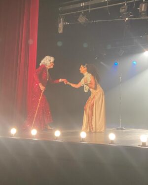 Assucena Assucena Instagram - “Insubmissas” em exibição com entrada franca nessa terça dia 19/11 às 20h no Museu da Imagem e do Som @mis_sp 

Uma honra poder cantar esse tango de Gardel para a transcestral Divina Valéria … deixo aqui o registro de minha participação especial no filme como a cantora Nina. Nina representa uma nova geração que homenageia e celebra Divina Valéria que completa 60 anos de carreira e 80 de vida. O filme também é dirigido por outra mulher trans, a querida Luh Maza, uma cineasta reconhecida - o que torna esse encontro especial para ela.] 🙌🏽✨❤️

“Nada Somos”, é um capítulo, como um curta, dentro do longa-metragem antológico “Insubmissas” formado por quatro histórias de escritoras brasileiras do século XIX adaptadas e dirigidas por cineastas do dia de hoje, sendo elas próprias mulheres das minorias subrepresentadas no cinema, como mulheres trans, lésbicas, negras ou de fora do eixo Rio-SP.

Fazem parte dessa coletânea idealizada e com direção-geral de @carolbbenjamin com produção da @dazafilmes os capítulos “Duas Noivas”, com direção de @taisamordivino e @jessicamarquesatriz @marciagomeslimma e @alana.ayoka no elenco; “Nada Somos”, com direção de @luhmaza e @divinavaleriaoficiall, @assucenaassucena @petrin_aa e @mawusi_tulani no elenco; “Tarde Demais”, com direção de @juliakatharine_ e com @nomaccegilda  @papaiquecorre e @bolzanrodrigo no elenco; e “Nevrose”, com direção de @ana.carmof e com @josi_varjao @taiempaz e @sarabarbosasc no elenco. 

Equipe “Insubmissas”

Dreção geral: @carolbbenjamin
Produção executiva: @mariab_barreto e @danivllnv
Produção: @carolbbenjamin @leandraleal @mariab_barreto e @ritanevestoledo
Produção associada: @luhmaza
Roteiro: peltier_clara
Montagem: @carolbbenjamin
Finalização: @psychonlook
Música original: @edsonsecco 
Pos-produção de som: @sonideria.pos
Cor: @marciopasqualino