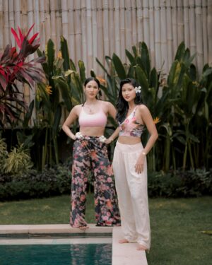Aulia Sarah Instagram - I water you, you water me. Never drain each other, we just grow. I love you mucho, kak Owi!🌺🌻
.
📷 @agus.devayana 
📍 The Radian Villa, Canggu