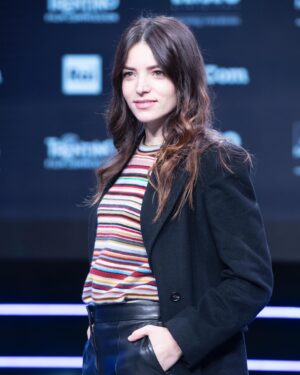 Aurora Ruffino Instagram - Conferenza stampa della seconda stagione di “Blackout”. In onda da domani, 14 gennaio, in prima serata su @rai1official ♥️

Regia: @nico_marzano @fabioresinar 
Produzione: @eliseo_entertainment @barbareschiluca 
Hair & make up: @cotrilspa 
Look: @paulsmithdesign 
Scarpe: @scarosso @santavirginia
Agency: @moviement_agenzia
Press agent: @dicarlorella