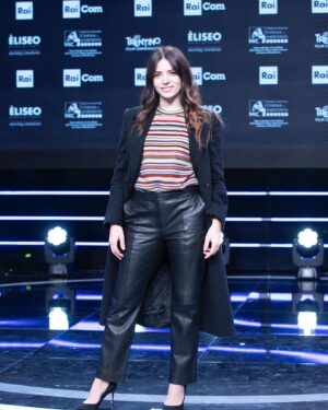Aurora Ruffino Instagram - Conferenza stampa della seconda stagione di “Blackout”. In onda da domani, 14 gennaio, in prima serata su @rai1official ♥️

Regia: @nico_marzano @fabioresinar 
Produzione: @eliseo_entertainment @barbareschiluca 
Hair & make up: @cotrilspa 
Look: @paulsmithdesign 
Scarpe: @scarosso @santavirginia
Agency: @moviement_agenzia
Press agent: @dicarlorella