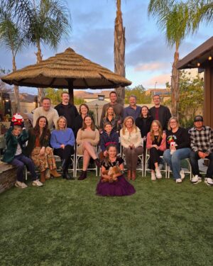 Autumn Reeser Instagram - A cozy California Christmas. 🌴 

-Caroling
-Cousins
-Cards 
-Carousing 
-Communing

💖