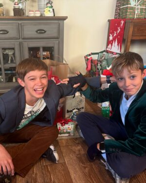 Autumn Reeser Instagram - A cozy California Christmas. 🌴 

-Caroling
-Cousins
-Cards 
-Carousing 
-Communing

💖